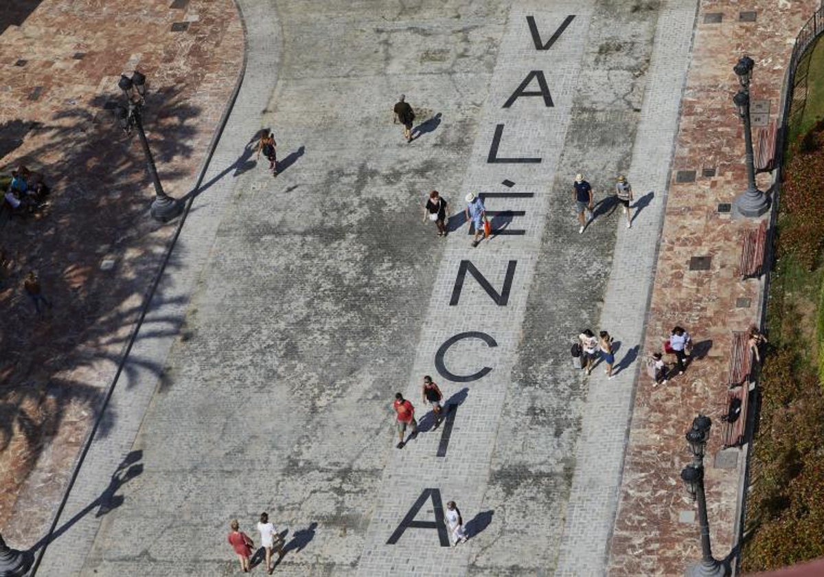 El nombre de la ciudad, con la tilde abierta, en la plaza del Ayuntamiento.