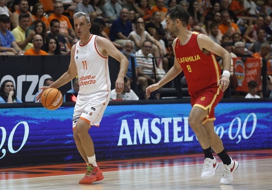 José Manuel Calderón defiende a Nacho Rodilla durante el partido de leyendas en la Fonteta.