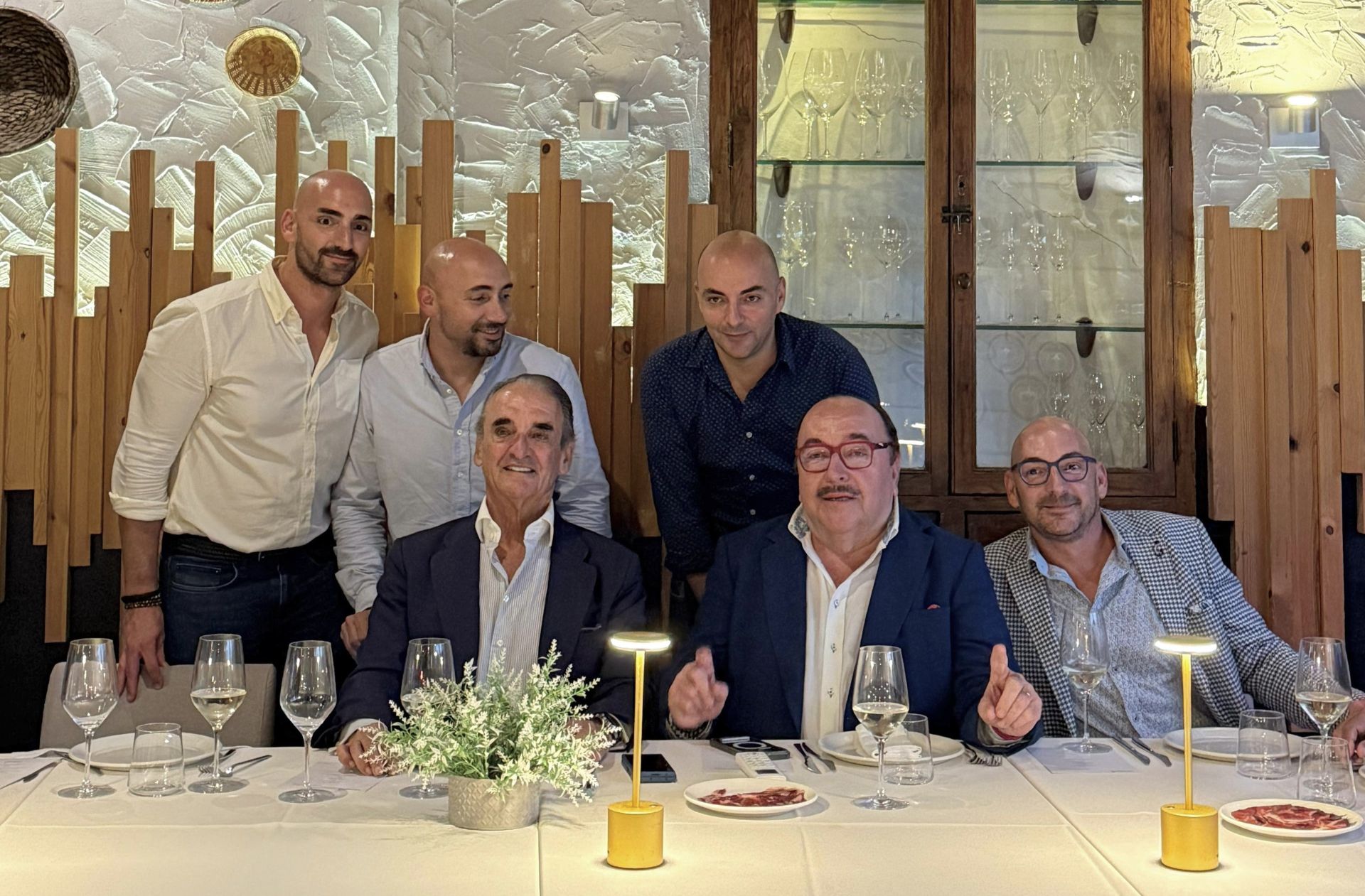 Alberto, Carlos, Javier y Jorge Macías con su padre, Vicente Macías, y Mario Conde.
