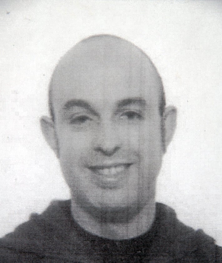 Image secondaire 2 - La deuxième arrestation est due au crime d'Hugo Suha, aux funérailles de la victime dans la langue suédoise et à son visage sur des autocollants après sa disparition en 2008.