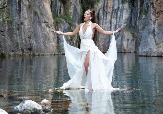 La soprano Ilona Mataradze en la Fuente de los Baños.