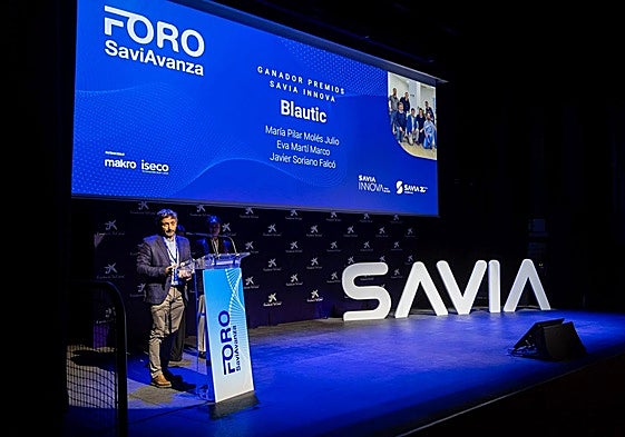 El ganador de la edición anterior, durante la entrega de premios en el Foro SaviAvanza