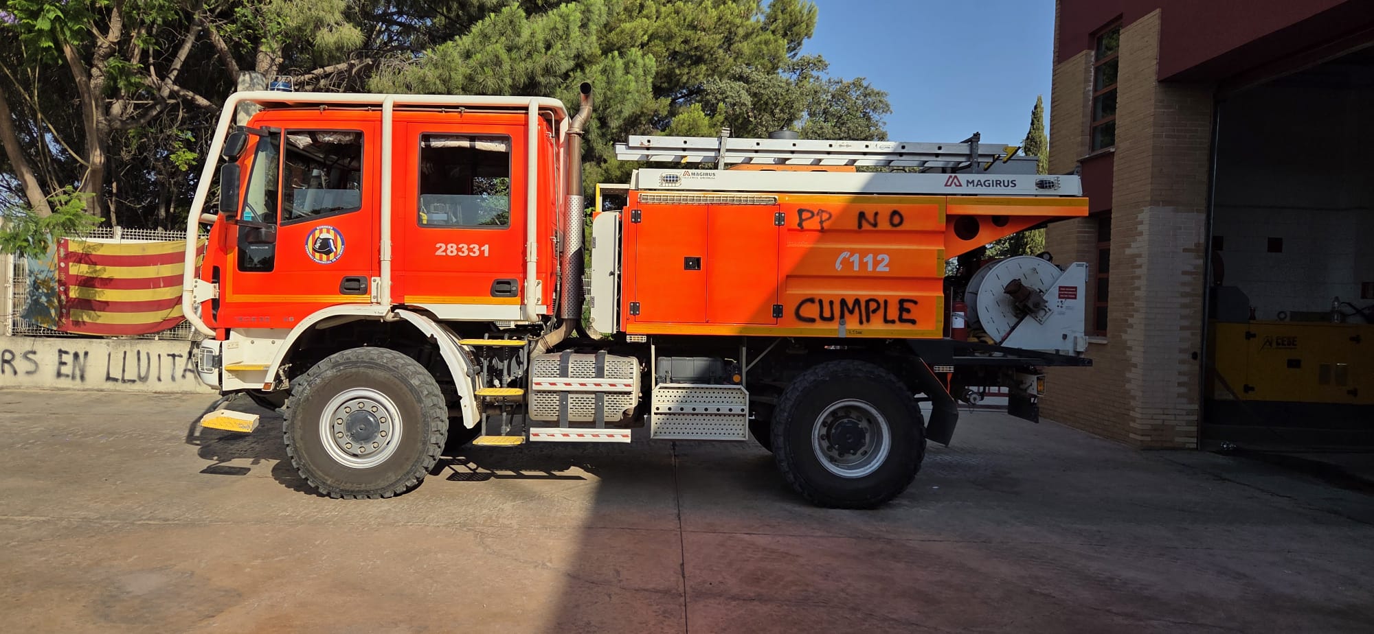 FOTOS | La &#039;huelga de celo&#039; de los bomberos obliga a cerrar los parques de Moncada y Catarroja