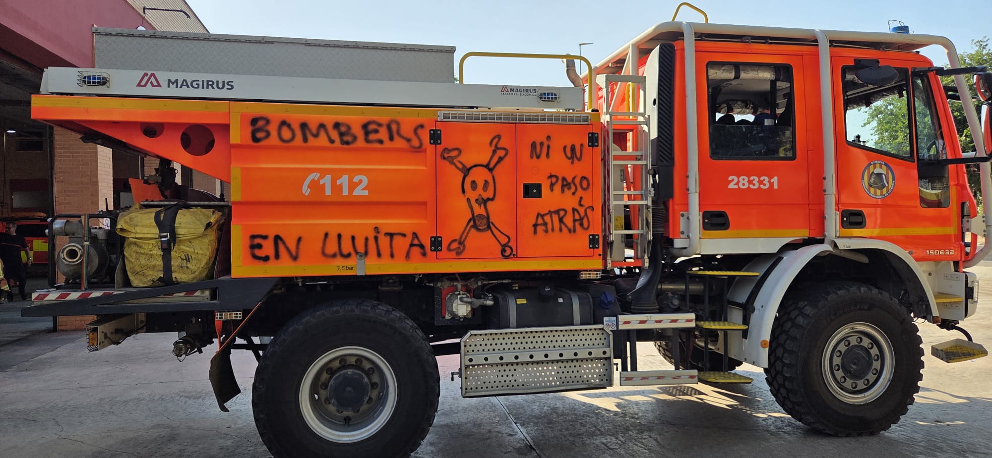 FOTOS | La &#039;huelga de celo&#039; de los bomberos obliga a cerrar los parques de Moncada y Catarroja