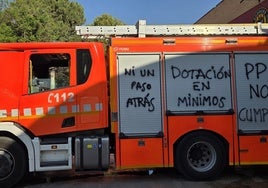 FOTOS | La 'huelga de celo' de los bomberos obliga a cerrar los parques de Moncada y Catarroja