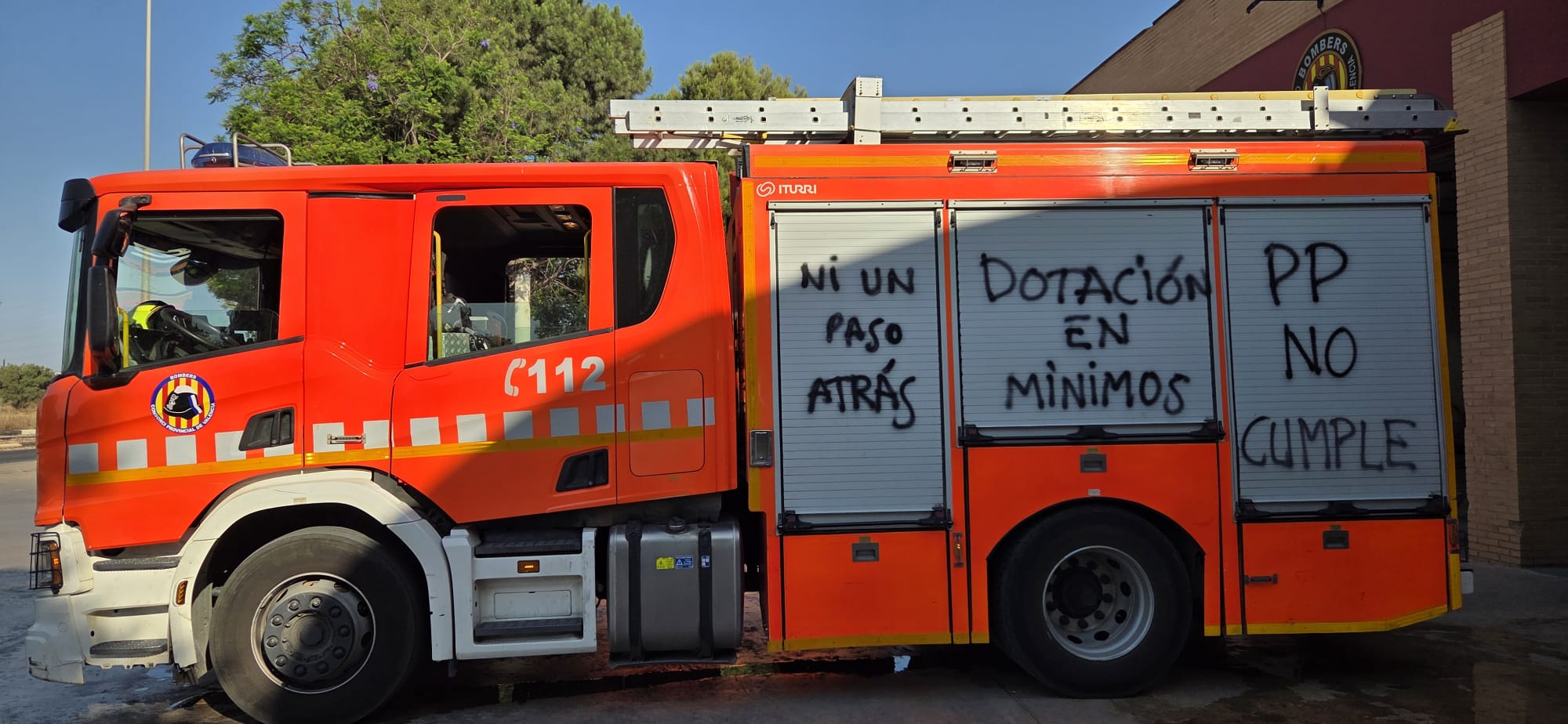 FOTOS | La &#039;huelga de celo&#039; de los bomberos obliga a cerrar los parques de Moncada y Catarroja