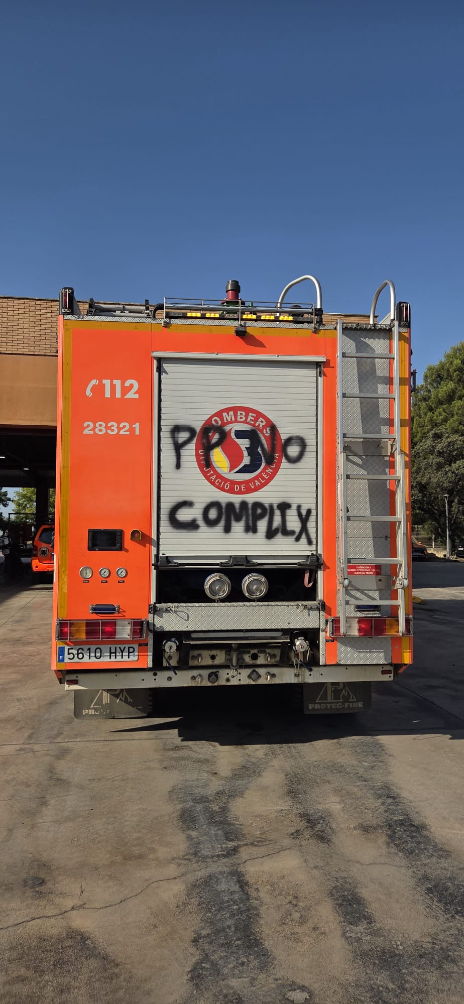 FOTOS | La &#039;huelga de celo&#039; de los bomberos obliga a cerrar los parques de Moncada y Catarroja