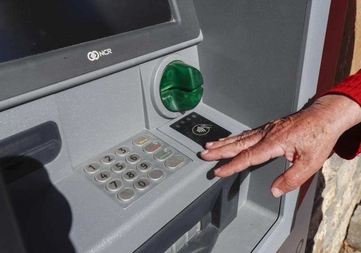 El importante cambio que llega a los cajeros el 1 de julio: cuánto suben las comisiones por banco