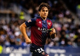 Carlos Álvarez, durante un partido con el Levante.
