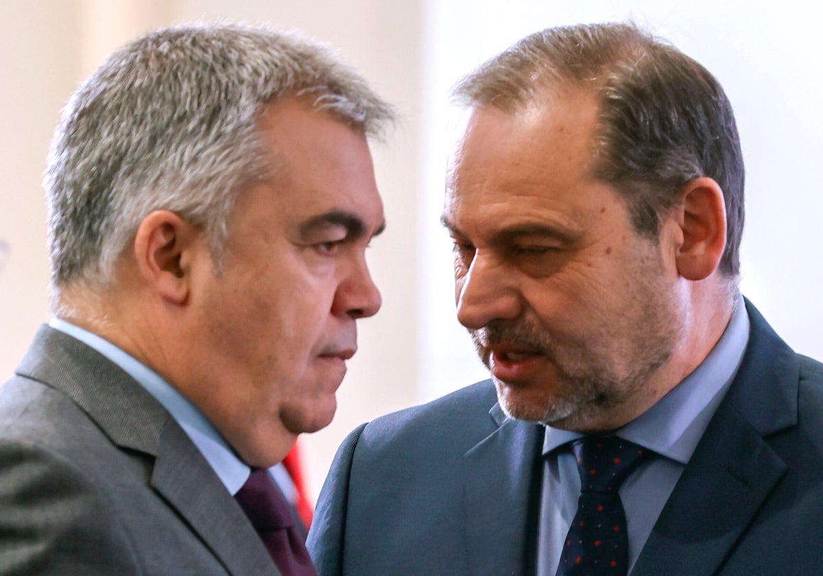 Santos Cerdán escucha a José Luis Ábalos.