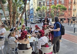 Campaña informativa con un grupo de jóvenes participantes en una despedida de soltera, en Ruzafa.