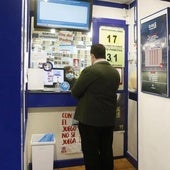 Un jugador de Eurodreams compra su boleto en una administración de Lotería, imagen de archivo.