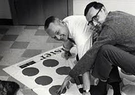 Charles Foley, a la izquierda, prueba el juego de su invención junto a Neil Rabers.