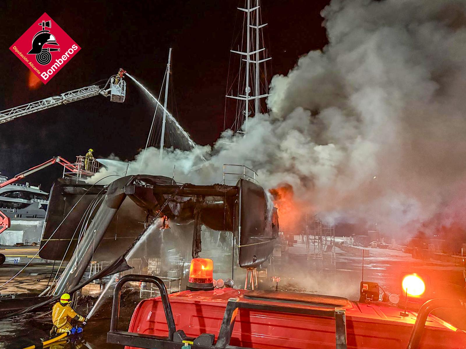 Nuevo incendio en el puerto de Dénia: Arden dos embarcaciones