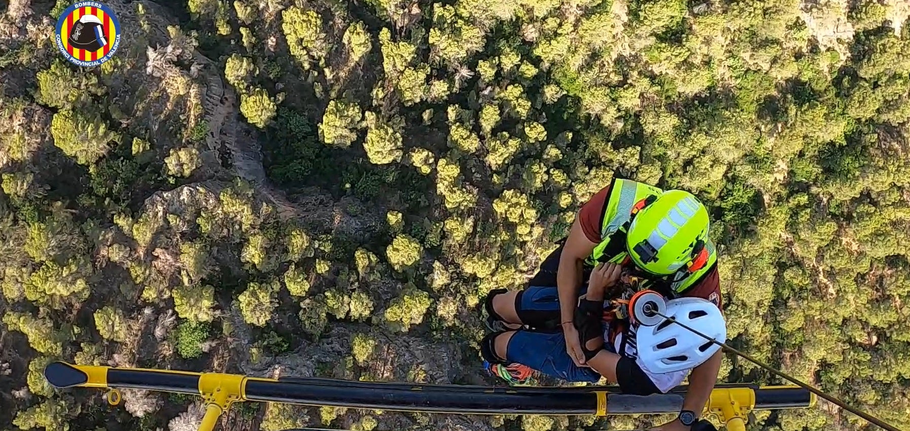 Rescate del ciclista lesionado en Sumacárcer.