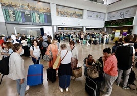 Cola de pasajeros en el aeropuerto de Manises.