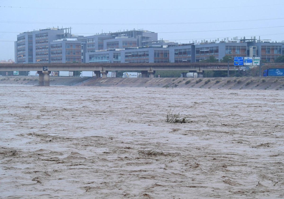 El cauce del Turia, repleto de agua, en la mañana del 30 de octubre del pasado año.