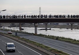 Miles de personas atraviesan el plan sur para ir a ayudar a la zona cero, a principios de noviembre del pasado año.