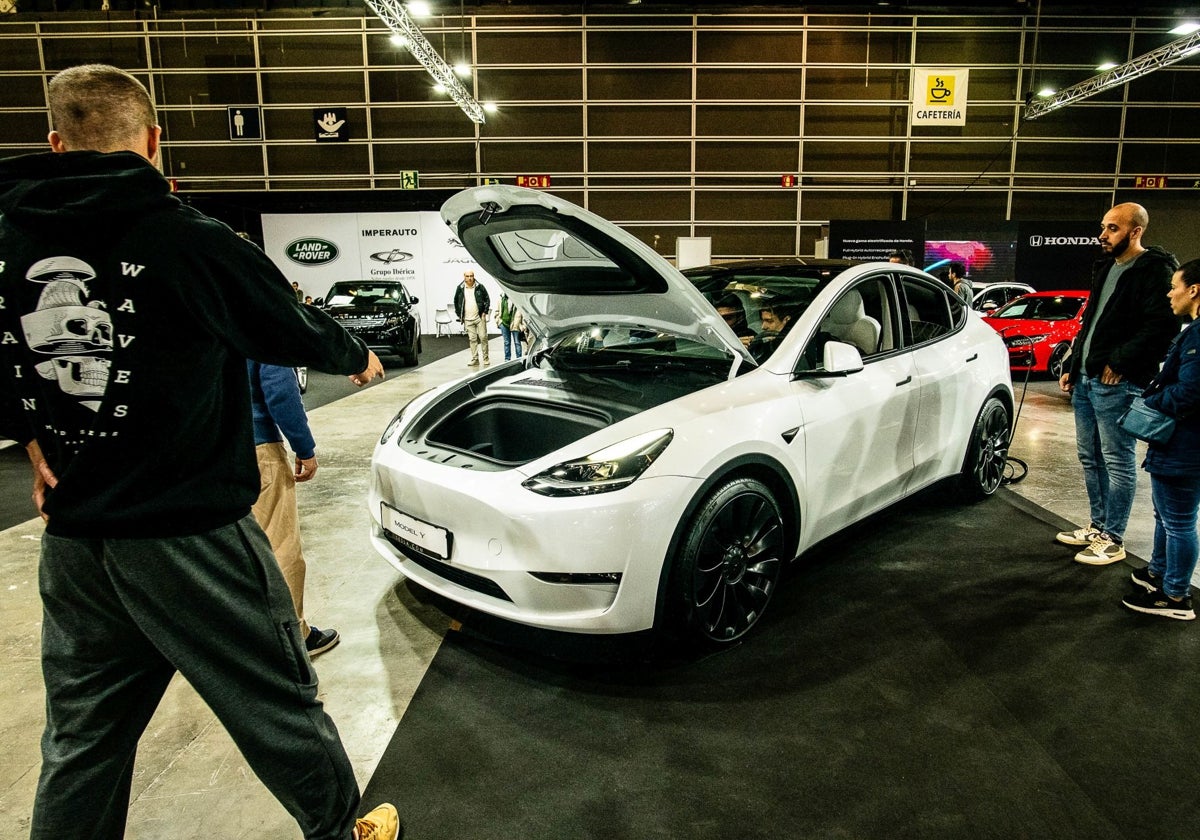 Clientes en la feria del automóvil de 2024.