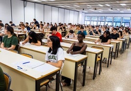 Alumnos antes de empezar el examen de Castellano, en la Escuela Técnica Superior de Ingeniería de la Edificación.