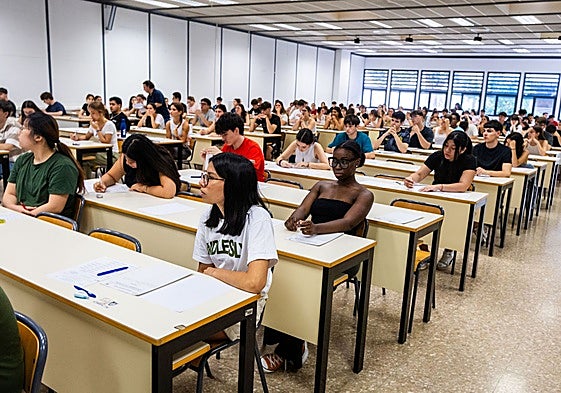Alumnos antes de empezar el examen de Castellano, en la Escuela Técnica Superior de Ingeniería de la Edificación.