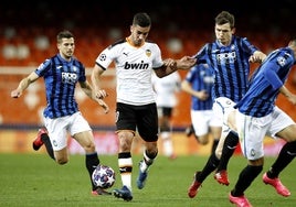 Ferran Torres, durante un partido de Champions con el Valencia CF.