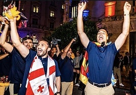 Andrés Fernández, junto a Kocho y Álex Forés en la celebración del ascenso.