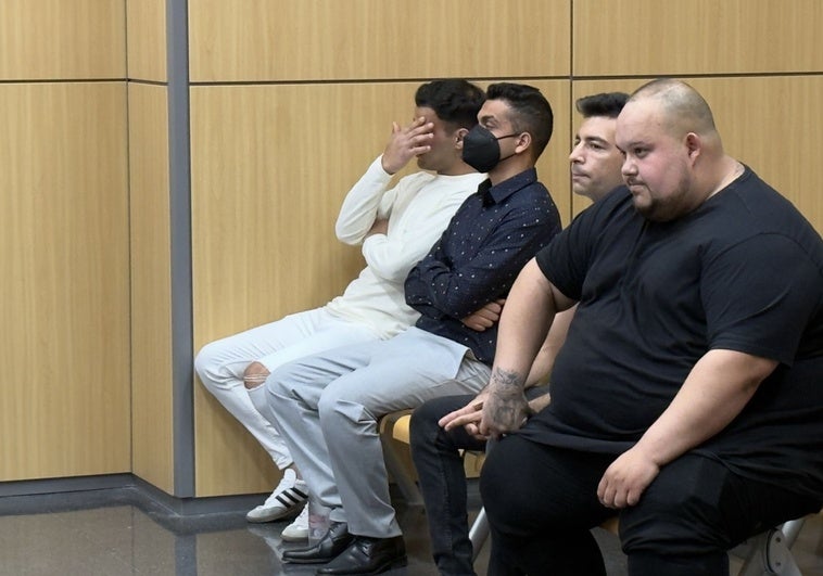 Los cuatro jóvenes juzgados por la violación grupal, a los lados los dos absueltos.