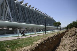 Zanja en el lateral del Museo de las Ciencias.