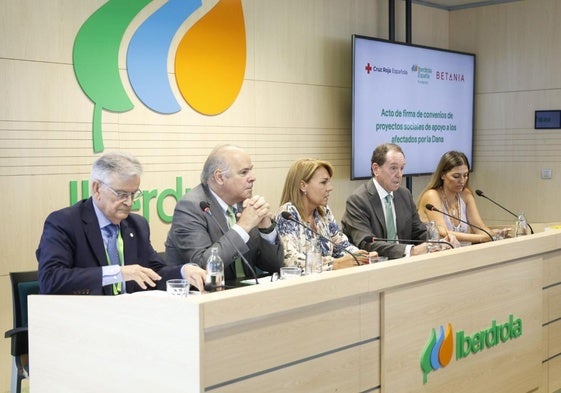 Firma de los dos convenios este martes.