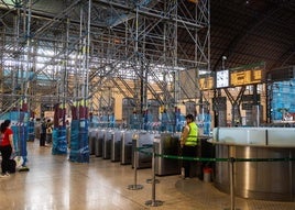 Viajeros miran el panel de horarios de trenes en la estación Valencia Nord.