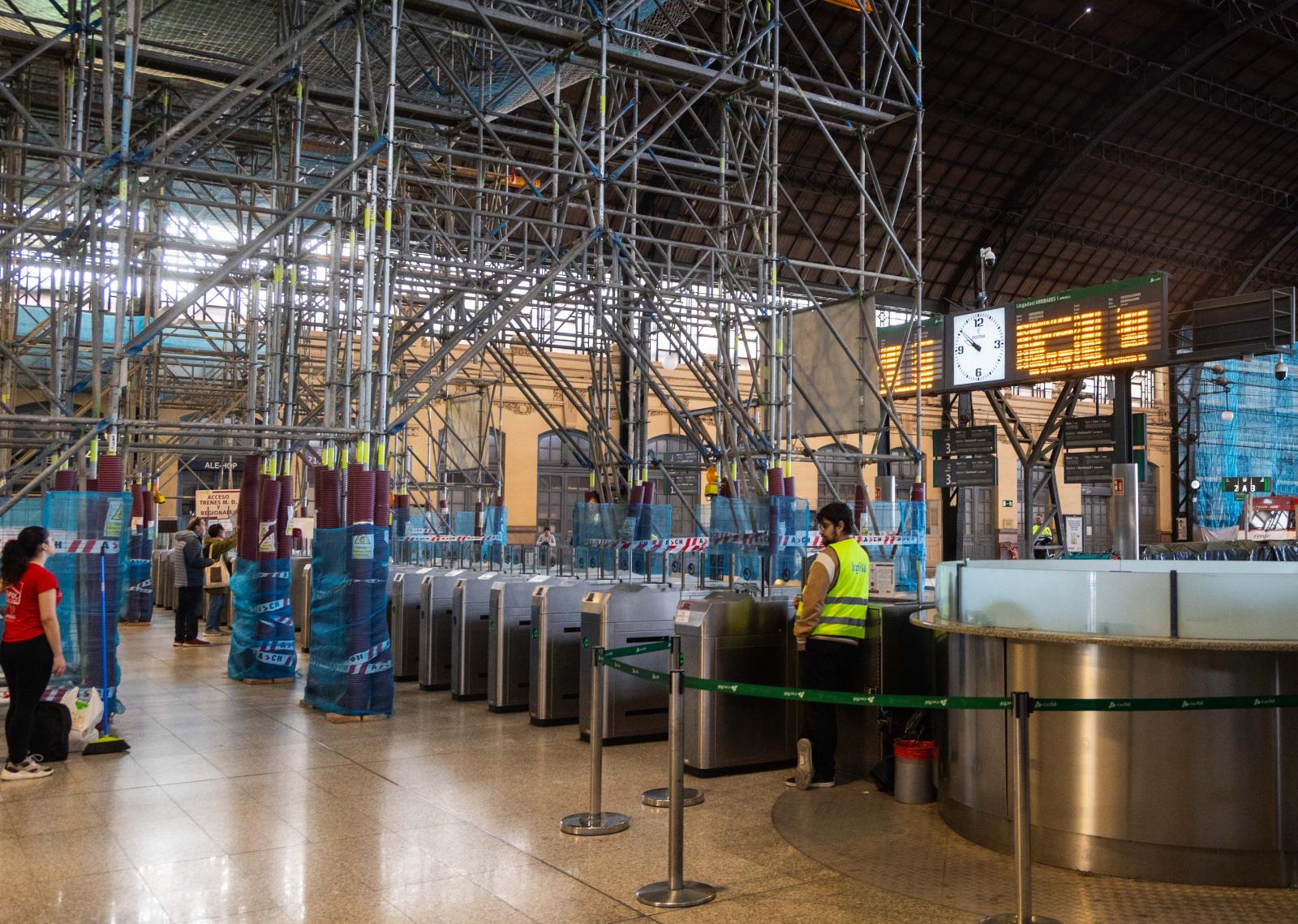 Viajeros miran el panel de horarios de trenes en la estación Valencia Nord.