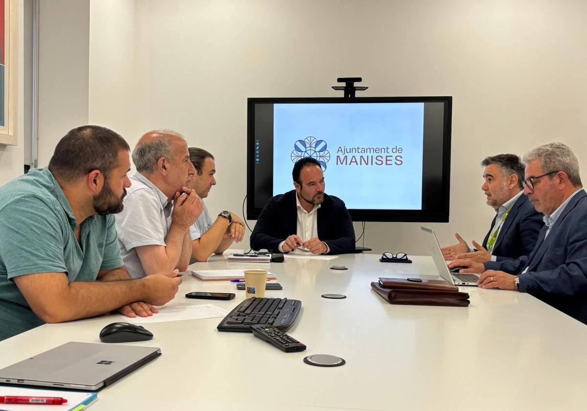 Reunión de los representantes municipales y el director del aeropuerto de Manises.