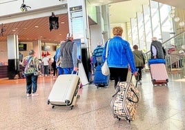 Turismas del imserso llegan al Hotel Bali de Benidorm para pasar sus vacaciones