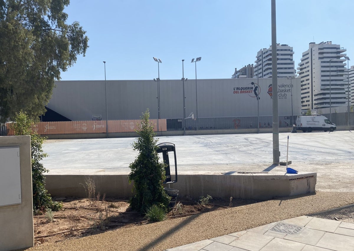 Imagen secundaria 1 - Valla de acceso al parque y zona deportiva para el balcesto tres por tres que se vallará.