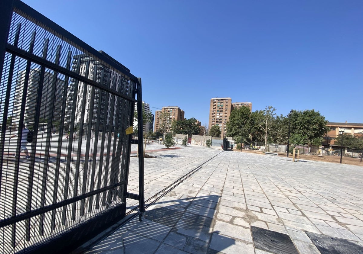 Imagen principal - Valla de acceso al parque y zona deportiva para el balcesto tres por tres que se vallará.