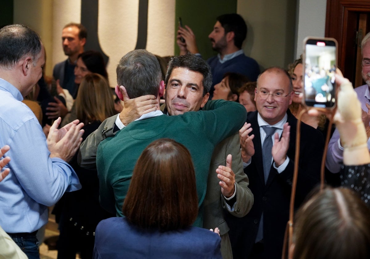 Tellado aplaude la llegada de Mazón a la primera Junta Directiva del PPCV tras la dana, en diciembre de 2024.