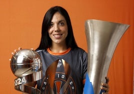 Ouviña posa con los trofeos de la Copa de la Reina y la Liga Femenina de la temporada 23-34.