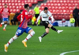 Jason Remeseiro disputando un partido con el Valencia CF.