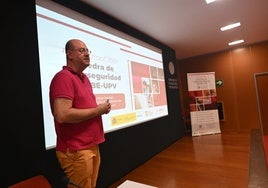 Santiago Escobar, durante la jornada de la cátedra de ciberseguridad Incibe-UPV.