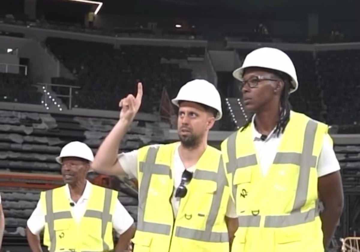 Muggsy Bogues, a la izquierda, y Sancho Lyttle, a la derecha, durante la visita.