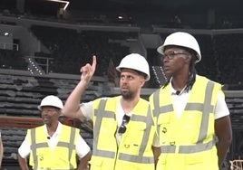 Muggsy Bogues, a la izquierda, y Sancho Lyttle, a la derecha, durante la visita.