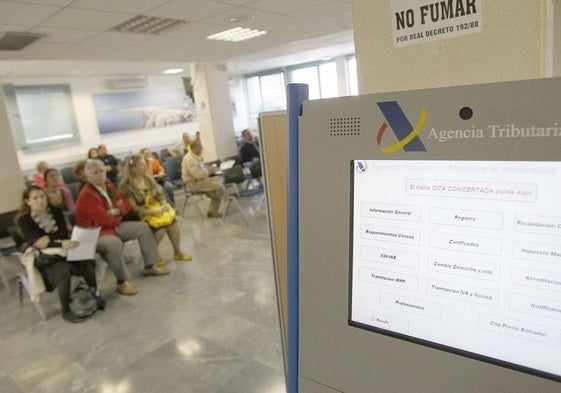 Un grupo de personas esperan a ser atendidas en una delegación de Hacienda.