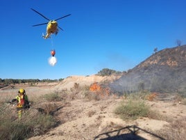 Incendio en el término de Barxeta el verano pasado, en una imagen de archivo.
