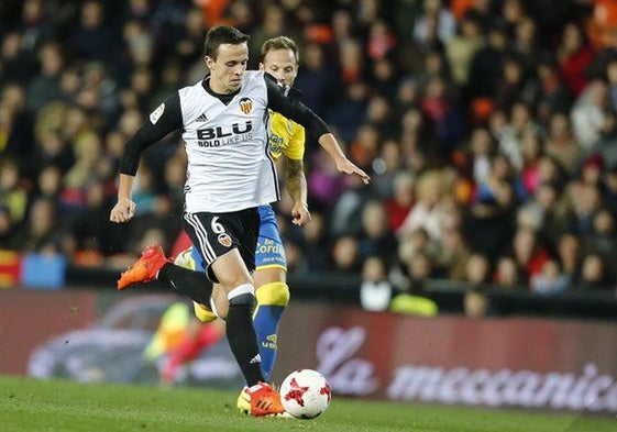 Maksimovic jugando un partido con el Valencia CF.