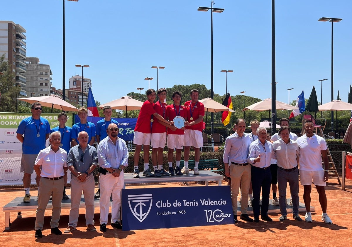 Imagen del podio, con el equipo español en lo más alto
