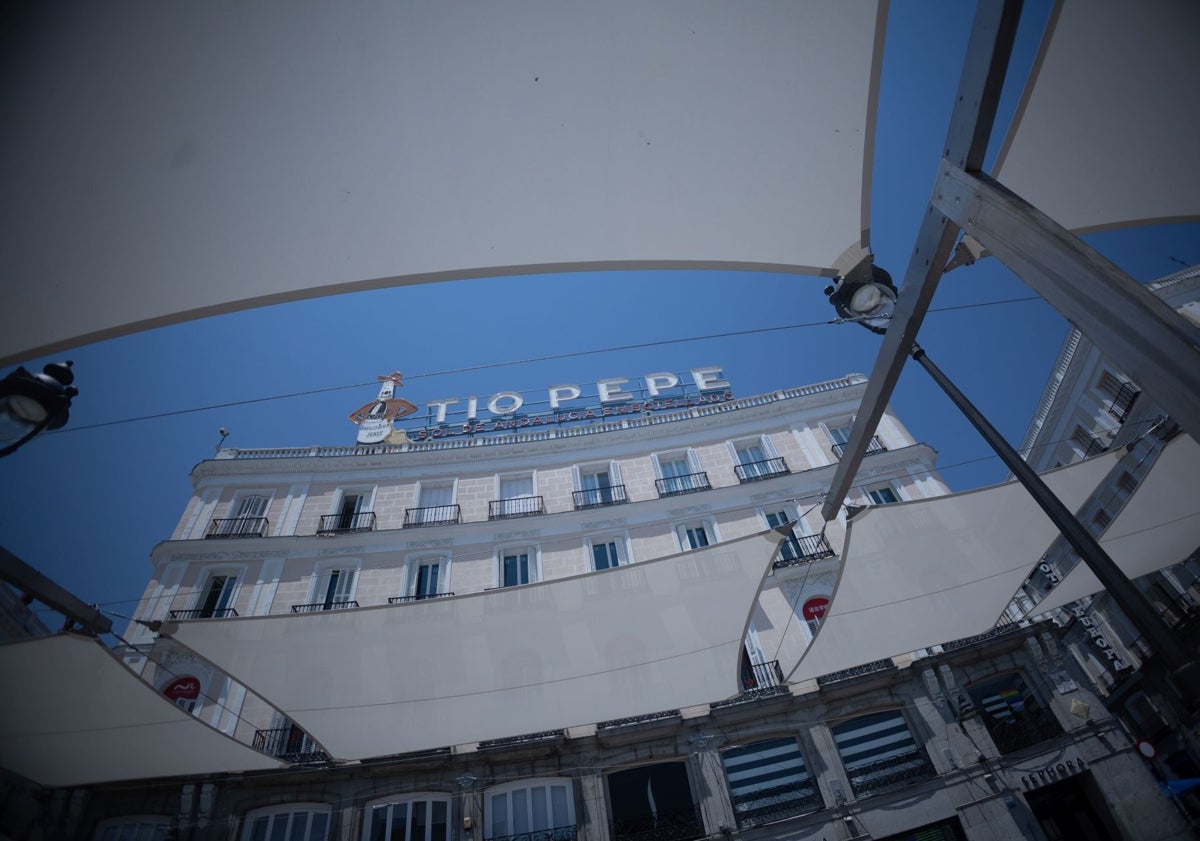 Imagen principal - Toldos en la Puerta del Sol y zona de sombra en Sevilla.