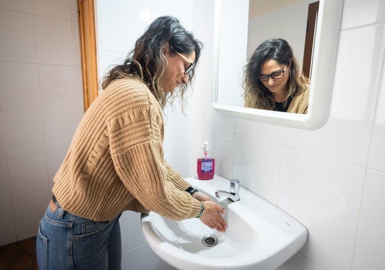 Imagen de archivo de una mujer que utiliza el lavabo.