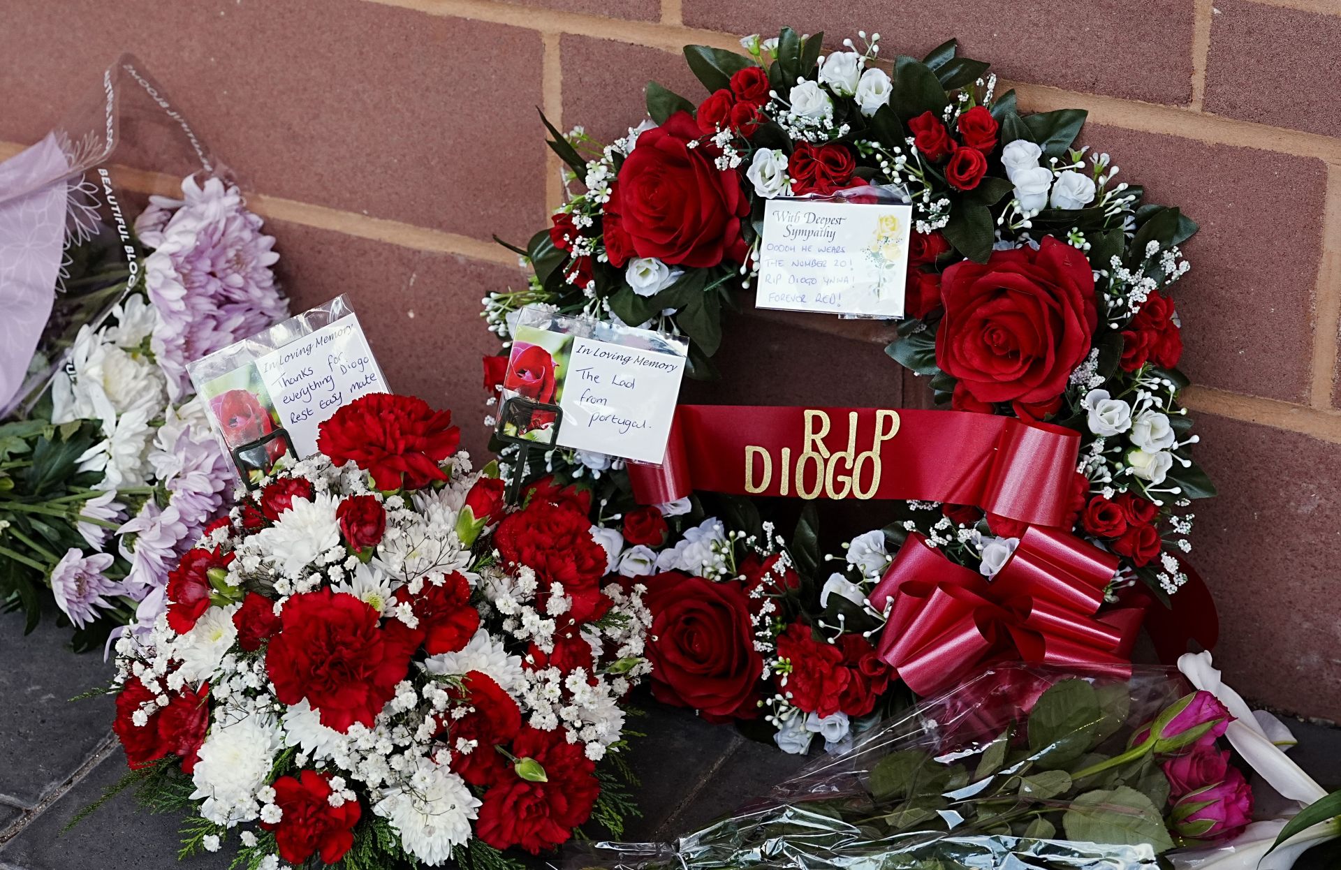 Conmoción en Liverpool: Flores y cartas por el fallecimiento de Diogo Jota