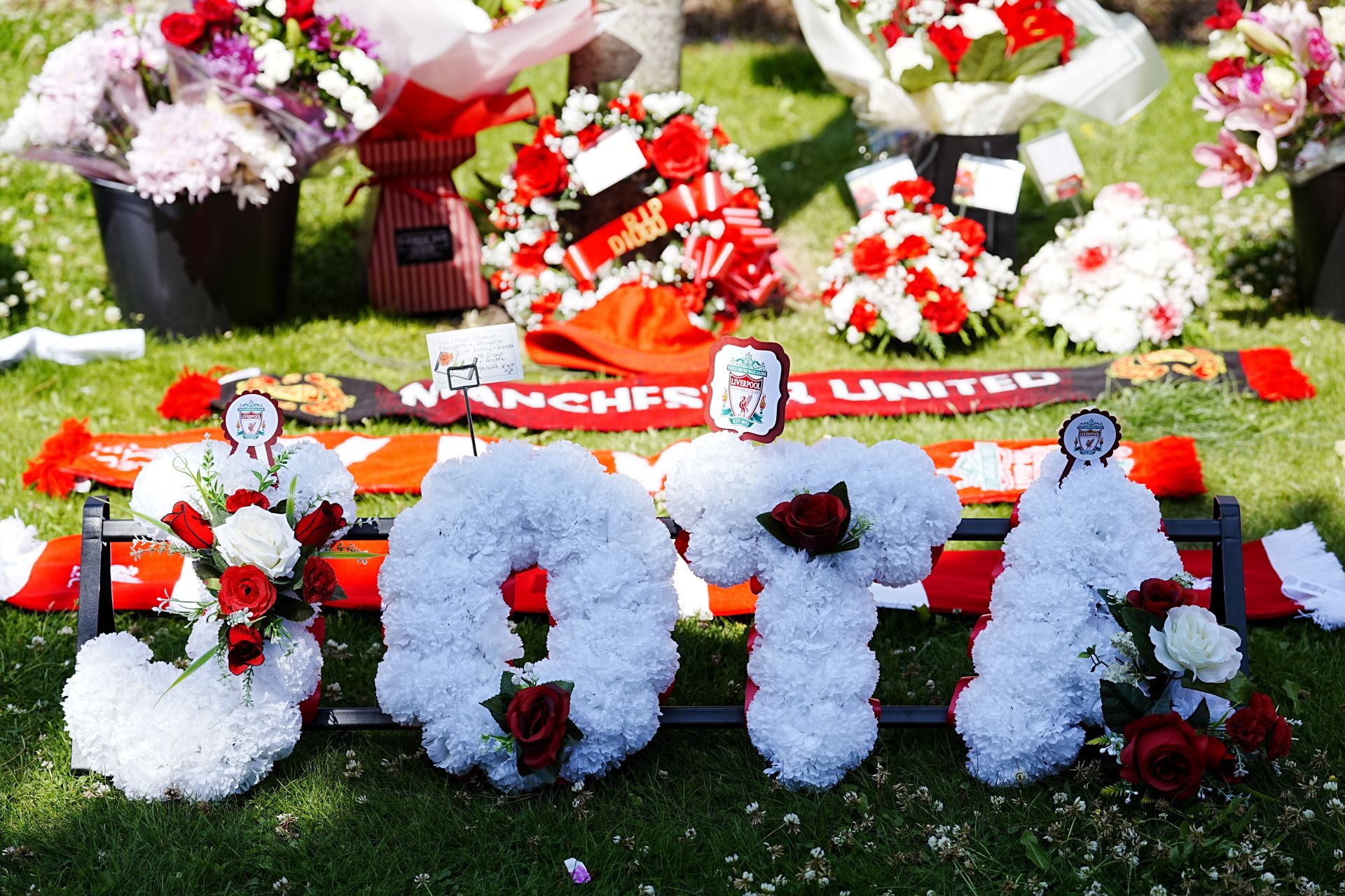 Conmoción en Liverpool: Flores y cartas por el fallecimiento de Diogo Jota